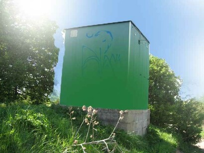 El monitoreo es un proceso continuo que supervisa el progreso en tiempo real. Estación de monitoreo  en el Stour, Reino Unido