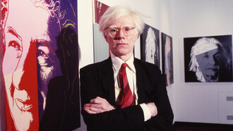 Andy Warhol in una galleria d'arte