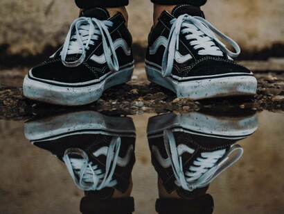 Pés refletidos na água. É importante ressaltar que o transtorno de personalidade narcisista deve ser diagnosticado somente por um especialista que acompanhe o tratamento do indivíduo, baseado numa gama de comportamentos e sintomas. Embora o narcisismo seja um fenômeno amplamente registrado em diversos momentos da história da humanidade, os padrões comportamentais atuais, por meio do culto ao padrão de vida e estéticas perfeitos, têm incentivado e ampliado este fenômeno