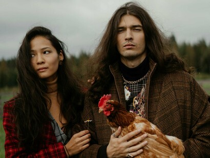 Casal com galinha. Às vezes não dizem uma palavra. Parecem dois desconhecidos fazendo tarefas entediantes