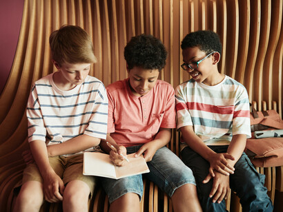 Tre bambini giocano imparando insieme