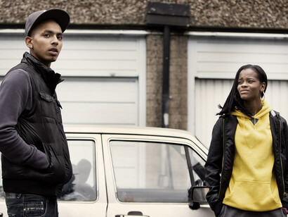 La série Top Boy. En examinant les liens entre "Top Boy" et les gangs à Londres, on peut s’apercevoir comment la série parvient à mettre en lumière les réalités complexes qui se cachent derrière le crime et la violence