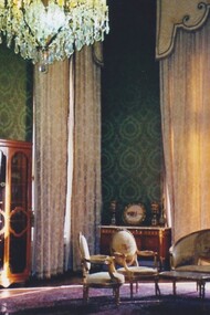 Il Palazzo Niavaran, situato a Teheran, fu la residenza dello scià Mohammad Reza Pahlavi e della famiglia reale fino alla rivoluzione iraniana del 1979. Costruito negli anni '60, il palazzo riflette uno stile moderno con influenze persiane tradizionali ed è oggi un museo che testimonia il lusso e la vita della monarchia iraniana prima della caduta. Interno del palazzo Niavaran, Iran, foto di Flavius Roversi