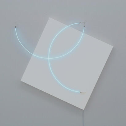 François Morellet, La fuite enchantée des Beaux-Arts n° 4, 2014 Acrilico su tela su legno e neon blu, 134x141 cm Courtesy A arte Invernizzi, Milano
