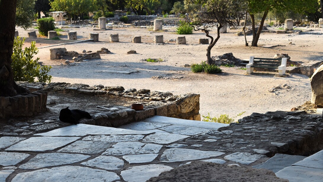 I banchieri dell’antica Grecia, chiamati trapezitai, svolgevano la loro attività soprattutto presso l’agorà di Atene. L'antica Agorà di Atene, Grecia