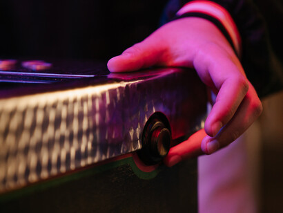 Lançamento de bola no fliperama para iniciar uma aventura que não se sabe como irá terminar