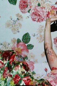 Estreia de Daniel Roseberry na Schiaparelli. A Maison Schiaparelli, fundada por Elsa Schiaparelli em 1927, sempre esteve na vanguarda da moda explorando ao máximo a interseção entre moda e arte. Elsa saiu da Itália e se estabeleceu em Paris, rapidamente se destacando por suas criações ousadas e inovadoras,  frequentemente influenciadas pelo movimento surrealista que, assim como ele, bateram de frente com as normas estéticas da época e introduziram elementos de fantasia e ilusão na moda