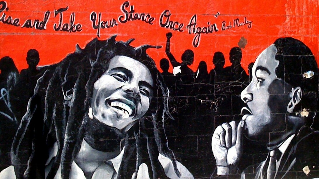 Mural localizado em Chicage, Estados Unidos, com Bob Marley e Marting Luther King Jr. lado a lado com a frase "Rise and take your stance once again" (Levantem-se e tomem suas posições novamente). Quanto a polarização atual do mundo, um antídoto: ouçamos Bob Marley! Quando nos sentirmos tentados a mergulhar em uma das extremidades desta polarização; paremos e, como um exercício de busca pela paz tão necessária atualmente, nos abstenhamos de qualquer tipo de preconceito e ouçamos Bob Marley, principalmente nos atentemos as mensagens contidas em suas belas canções