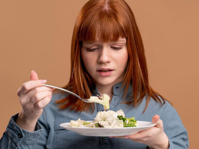 A health-conscious woman is navigating her food intolerances to embrace a nutritious diet