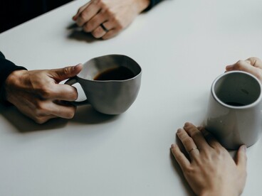 Essa noção rompe com a visão tradicional da linguagem como mera transmissão de informações. Em vez disso, Bakhtin nos convida a pensar o discurso como lugar de encontro — e também de conflito — entre diferentes vozes sociais



