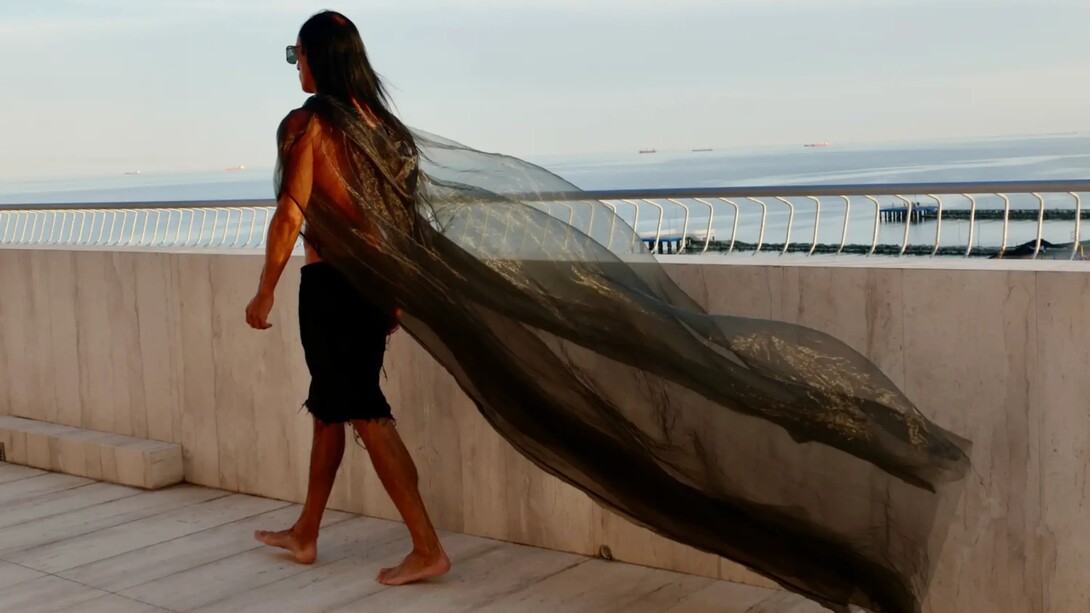 Rick Owens è noto per il suo approccio all'alta moda che fonde elementi di brutalismo e decadenza, creando capi che sfidano le convenzioni con un'estetica oscura e scultorea