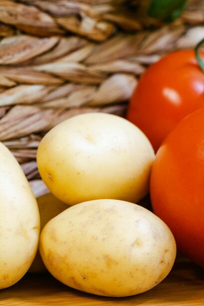 Patate e pomodori: "ogni ricetta è di fatto un atto di affermazione: la materia prima, grezza e caotica, che viene domata dal fuoco, dal tempo e dalla tecnica"