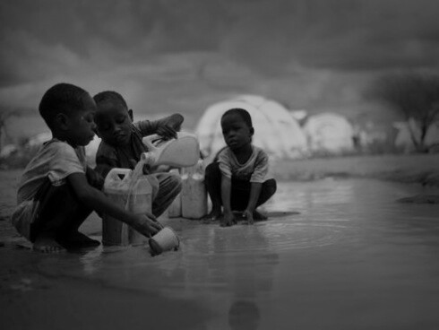 Además de sus diferencias  orográficas y climáticas, África posee grandes desigualdades entre la zona septentrional y subsahariana en cuanto a los niveles de progreso en los Objetivos del Milenio relativos al agua