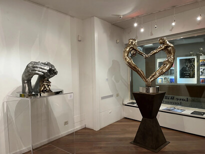 Lorenzo Quinn, Love will save us, exhibition view. Courtesy of Contini Art Gallery