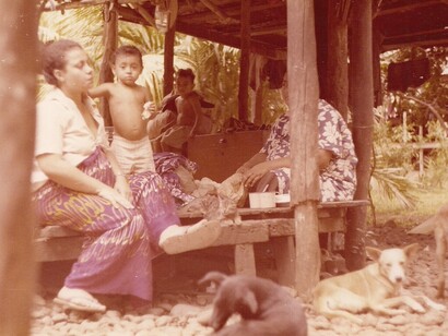 Famiglia di Lisa nella loro faleo'o, casetta in legno dove ci si rilassa, Apia, Western Samoa. Foto di Giò Barbieri