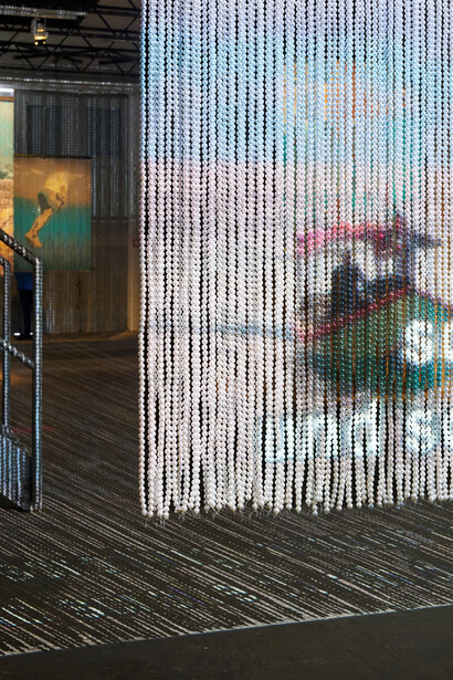Stephanie Comilang, Coordinates at dawn, ausstellungsansicht. Mit freundlicher genehmigung von SCHIRN