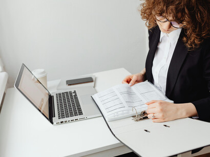 Lo que parecía un salto emancipador hacia el conocimiento colectivo se convierte en un proyecto de dominación silenciosa, sostenido en la ilusión de neutralidad tecnológica