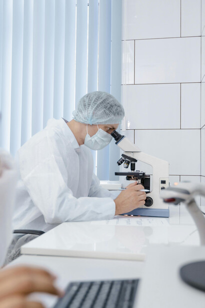 Investigador en un laboratorio. El principal aporte del Dr. Sherrington fue el descubrimiento de la función integradora del sistema nervioso
