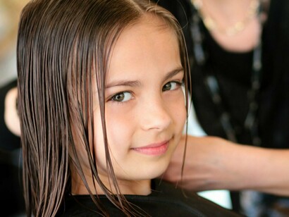 Niña con el pelo largo y liso