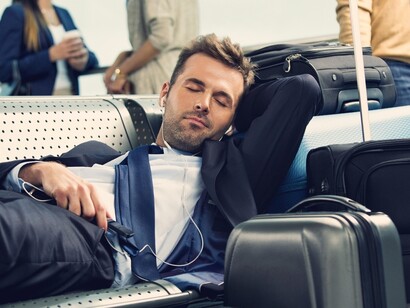 Viajero durmiendo en un aeropuerto