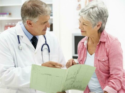 Un doctor atiende a una paciente