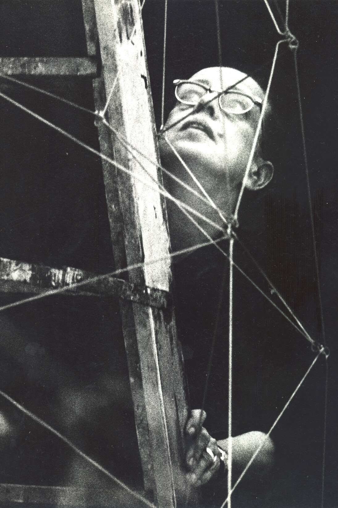 Gego during the installation of Reticulárea at Museo de Bellas Artes, 1969, Photo: Juan Santana, © Fundación Gego, Courtesy Dominique Lévy Gallery, New York / London
