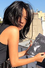 Jeune femme souriante. Elle lui sourit, le cœur du jeune homme chavire, une source de chaleur parcourt son corps, il y avait si longtemps que personne ne lui souriait © Kim Chi Pho