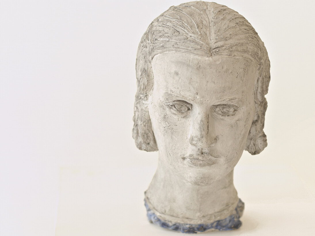 Lucio Fontana, Ritratto di ragazza, 1929-1930
32,5 x 18,5 x 22,5 cm, Gesso colorato in azzurro alla base del collo, Arch. Fontana 1936/2, courtesy Studio la Città e Galleria Tonelli, foto Vincenzo Castella
