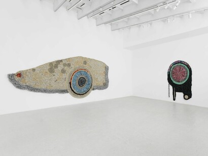 Moffat Takadiwa, The crown! Vue de l'exposition. Avec l'aimable autorisation de la Galerie Semiose