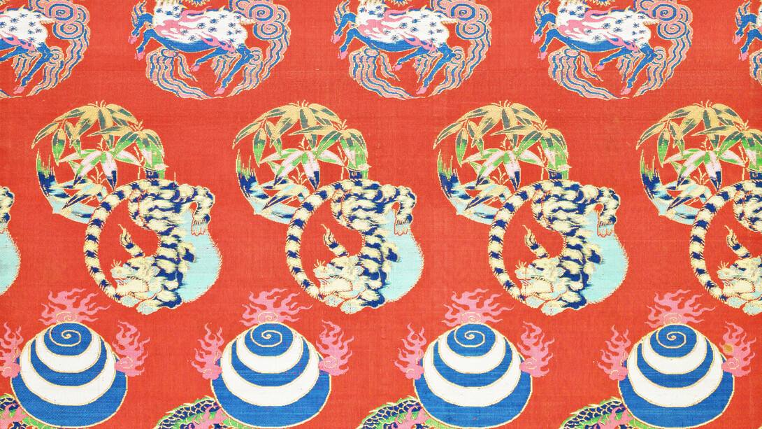 Nishiki. Médaillons représentant phénix et paulownia, kirin et nuages, tigre et bambou, dragon et joyau enflammé. 
Soie, lampas, fond sergé; lamelles de papier doré. Fin époque d’Edo, 1801-1868. CB-TJ-1927-57 © Copyright Fondation Baur, Genève 
