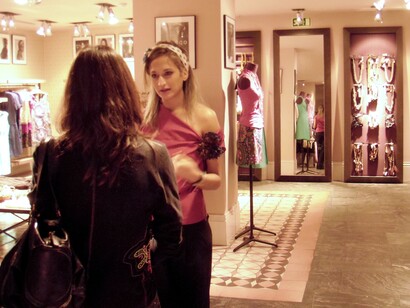 Una "personal shopper" atiende a una clienta en una boutique de moda