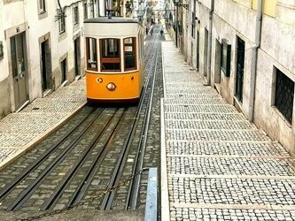Há algo de surrealista na nossa vida, um exercício evidente de memória e percepção que passa por ideias imaginárias, anatomia do medo latente em todas as latitudes do mundo. Não escapo à prelecção de filosofia e aos rankings da sua vida sexual. Para ele, os dias eram estilos de narrativa com um mundo em perda, sem moralidade, más escolhas e banalização