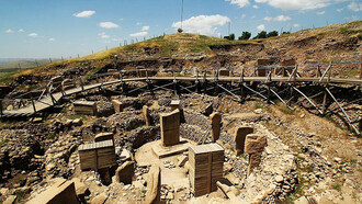 Göbekli Tepe, sito collinare vicino a Şanlıurfa, sud-est della Turchia, principale area di scavo da est. Derinkuyu e Göbekli Tepe, queste due città sotterranee sono tra le più antiche e misteriose del mondo, e rappresentano due capolavori di ingegno e creatività umana
