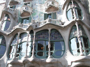 Antoni Gaudí i Cornet (1852-1926). Gaudí: la naturaleza inspira nuevas geometrías que ordenan el territorio. Casa Batlló, Illa de la Discòrdia # 43 del Passeig de Gràcia, Barcelona, España
