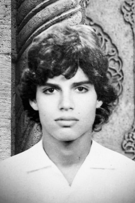 Rodeado del apoyo de su familia, Pedro encontró en la música y el amor sus grandes motores desde muy joven, una sensibilidad que más tarde marcaría su vida y el estilo de sus canciones. Fuente: Página personal de Facebook de Pedro Suárez-Vértiz