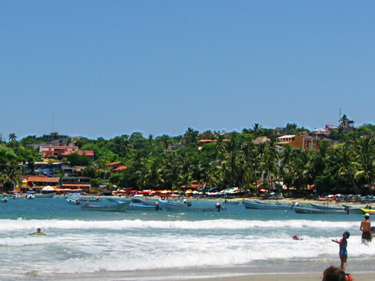 Las playas de Puerto Escondido, Oaxaca, México, ofrecen escenarios diversos, donde cada rincón revela una personalidad distinta entre el mar, la arena y la vegetación tropical