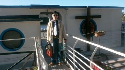 La Péniche Je sers, quai de la République, promenade François Mitterrand, réalisée en 2012 à Conflans-Sainte-Honorine dans les Yvelines, France