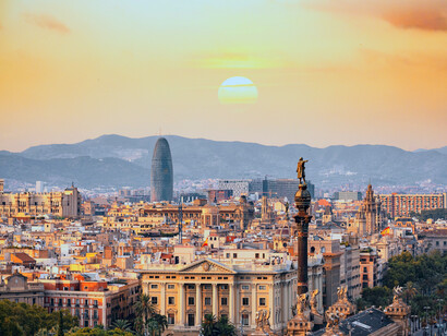 Vista desde la estatua de Colón en la ciudad de Barcelona en Cataluña, España