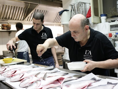 Filippo Cogliandro prepara il pesce con un suo assiistente. Ph. Stefano Mileto