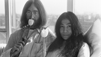 John Lennon y su esposa Yoko Ono durante la “encamada por la paz”, 1969