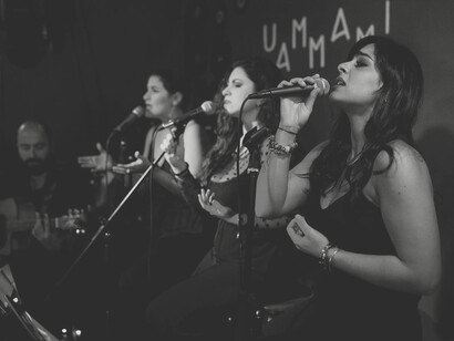 Kalìka, "Ago, filo ‘e parole…". Il terzetto sboccia per caso da una fortuita collaborazione musicale, divenuta prima un progetto vocale a cappella, tutto al femminile, impreziositosi poi con la collaborazione di un ensemble di musicisti