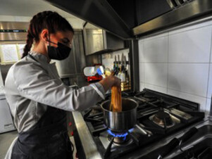 La giovane cuoca, lavora nel ristorante di famiglia a Ostia