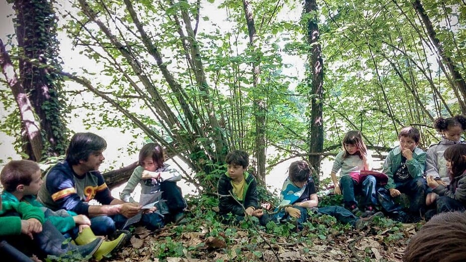 Giampiero Monaca mentre insegna all'aperto ai bambini, Asti, Italia