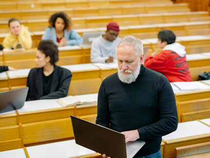 El modelo educativo actual, enfocado en la especialización, limita la creatividad al no fomentar el conocimiento universal