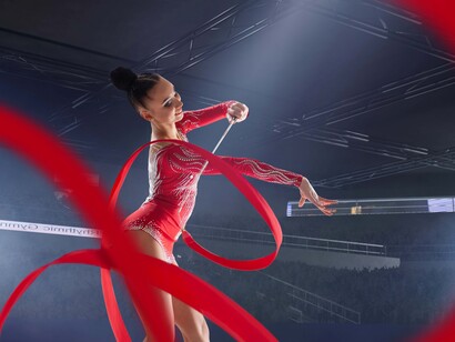  La fluidità e la precisione nel controllare il nastro sono essenziali per creare un effetto visivo elegante e armonioso durante la performance