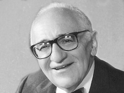 Murray Rothbard basaría gran parte de su obra en la articulación de una defensa basada en el derecho natural (o iusnaturalismo) de la propiedad privada y del capitalismo
