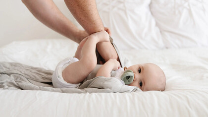 Madre prepara a su bebé para dormir