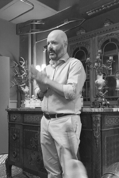 Carlos Vogeler tiene una visión profundamente gastronómica del alcohol, enfocada en los sabores, aromas y la experiencia sensorial más que en el consumo