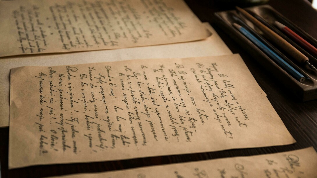 Páginas escritas à mão. É aqui que entra o grande protagonista dessa história: a escrita. Sem a habilidade de registrar pensamentos, descobertas e observações, cada nova geração estaria condenada a reinventar a roda. Não haveria base sólida para a inovação, não haveria memória coletiva que pudesse impulsionar o progresso. A escrita é a espinha dorsal da nossa civilização, a ferramenta primordial que nos permitiu construir o edifício complexo e maravilhoso que chamamos de humanidade