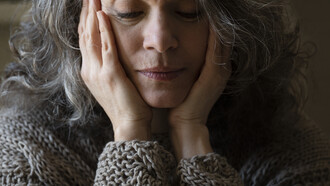 Mulher entristecida. O tempo escureceu a sua tez, mas não lhe escureceu a alma, o sorriso e o empenho vertido em teimosia, superação e elasticidade adaptativa